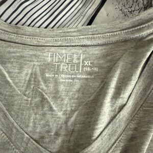 Time and Tru Women's Light Gray Short Sleeve Tee